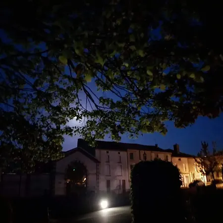 比安维纽尚布勒斯酒店 住宿加早餐酒店