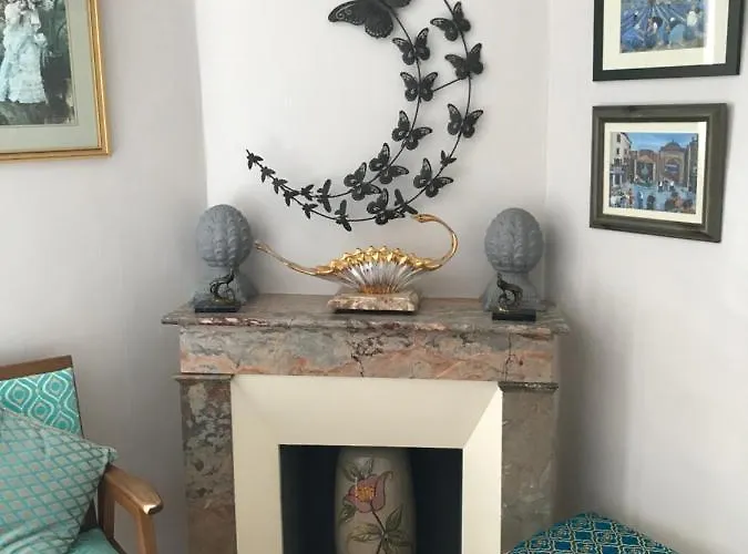 比安维纽尚布勒斯酒店 LʼAbsie